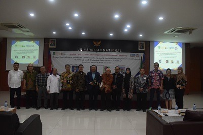Dosen hubungan internasional Unas bersama anggota Asosiasi Ilmu Hubungan Internasional Indonesia dan narasumber berfoto bersama. 