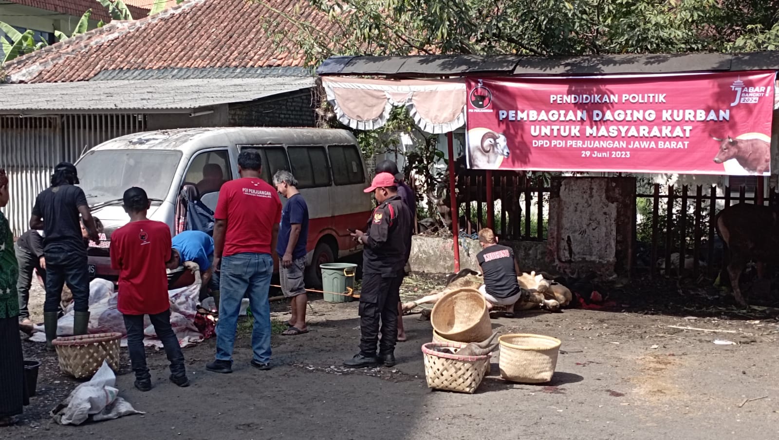 Idul Adha, PDI Perjuangan Jabar Salurkan 14 Sapi