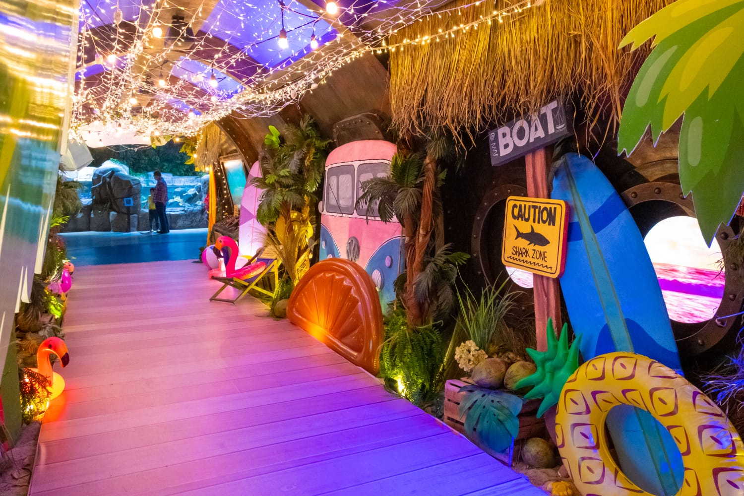 Memasuki libur pertengahan 2023, Jakarta Aquarium & Safari menghadirkan wahana liburan bertema Summer O’Clock selama Juni-Agustus 2023.