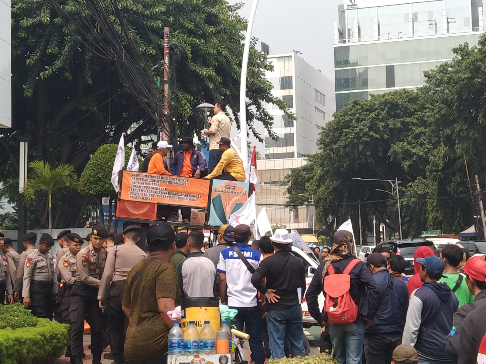 Ratusan buruh yang tergabung dalam FSPMI menggelar aksi unjuk rasa meminta pemerintah untuk melindungi perusahaan baja nasional.