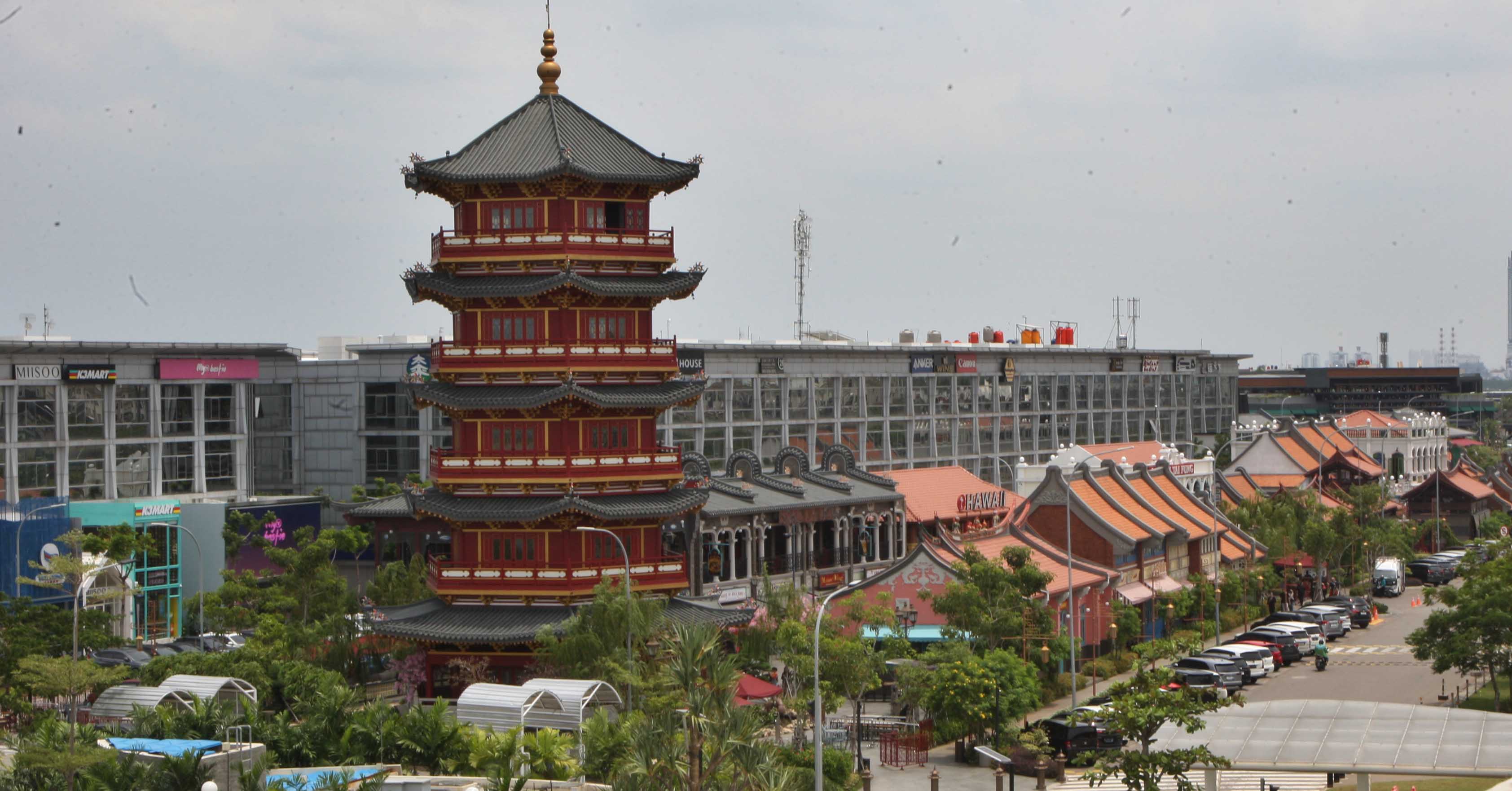  Pusat perniagaan dengan arsitektur bangunan bergaya Tiongkok di kawasan Pantai Indah Kapuk (PIK), Jakarta Utara,