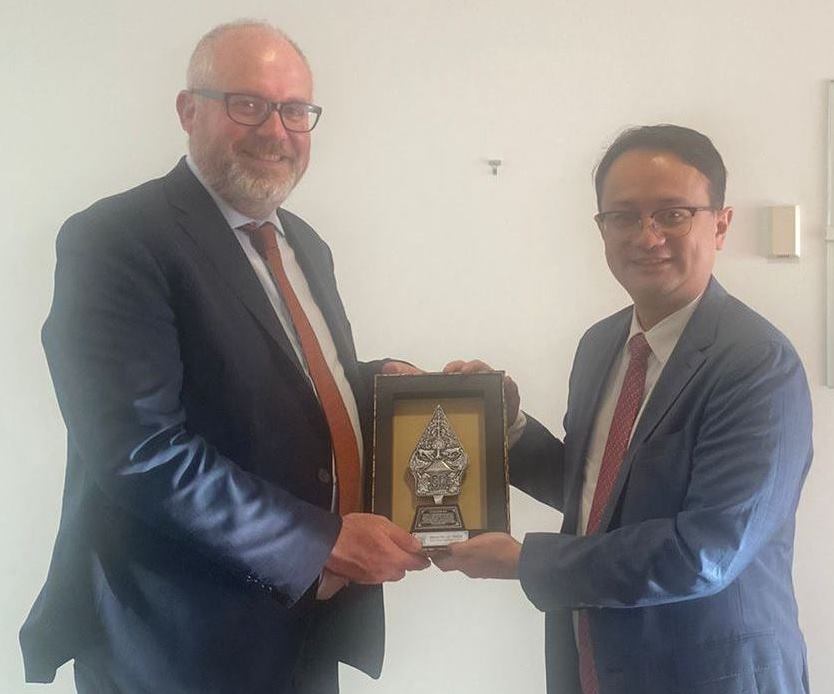 Wakil Menteri Perdagangan RI Jerry Sambuaga (kanan) bertemu dengan Wamendag Australia Tim Ayres di Gedung Parlemen Australia di Canberra.