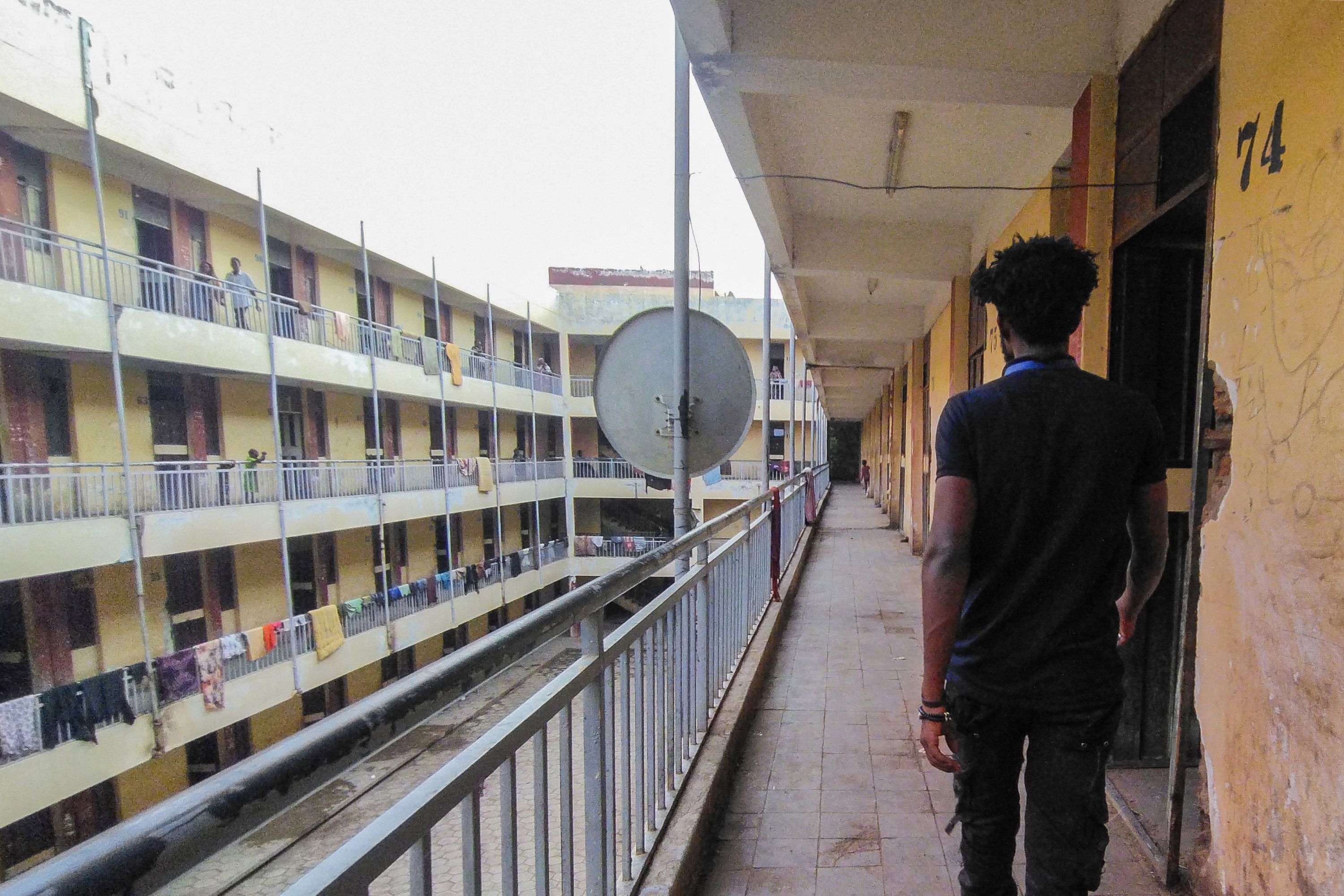 Warga berjalan di tempat pengungsian perang Sudan