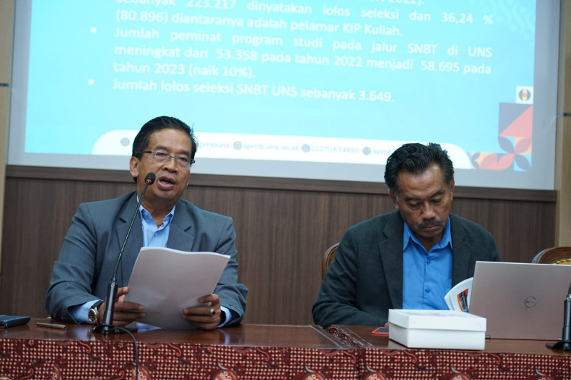 Rektor UNS Prof Jamal Wiwoho memberikan penjelasan penerimaan mahasiswa baru jalur UTBK SNBT 2023, Selasa (20/6).