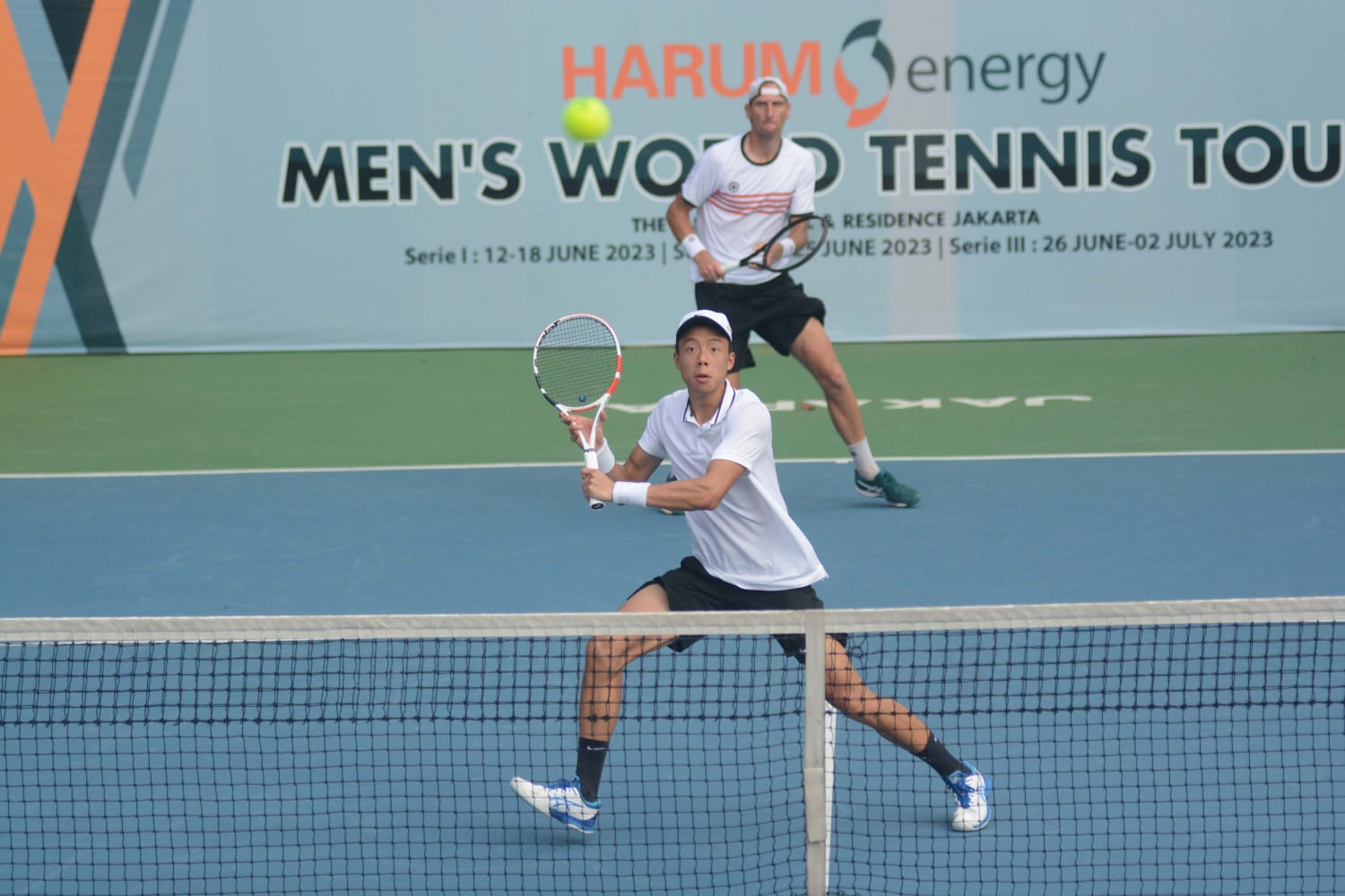 Justin Barki (depan)/Thiemo de Bakker saat bermain di nomor ganda putra Harum Energy Men’s World Tennis Tour 2023 seri II, Kamis (22/6).