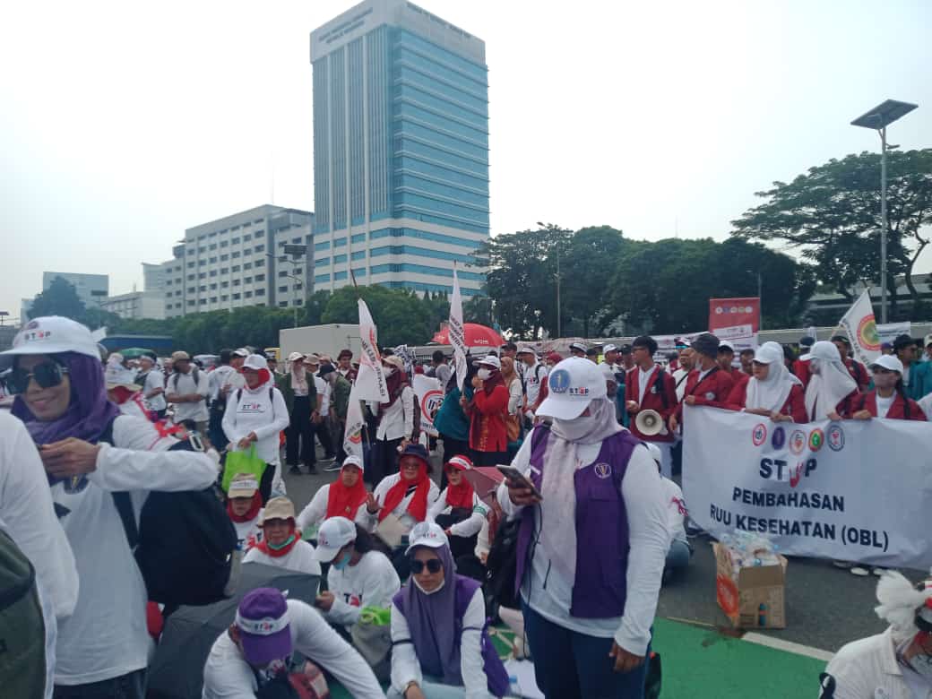 Ribuan tenaga medis dari 5 OP menolak pengesahan RUU Kesehatan.