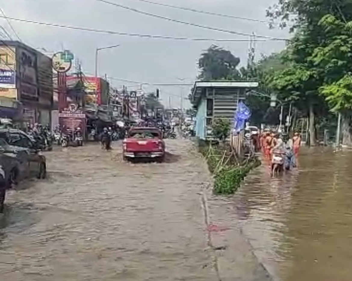 Banjir setinggi 30 sentimeter (cm) di Jalan Raya Bogor, Jakarta Timur