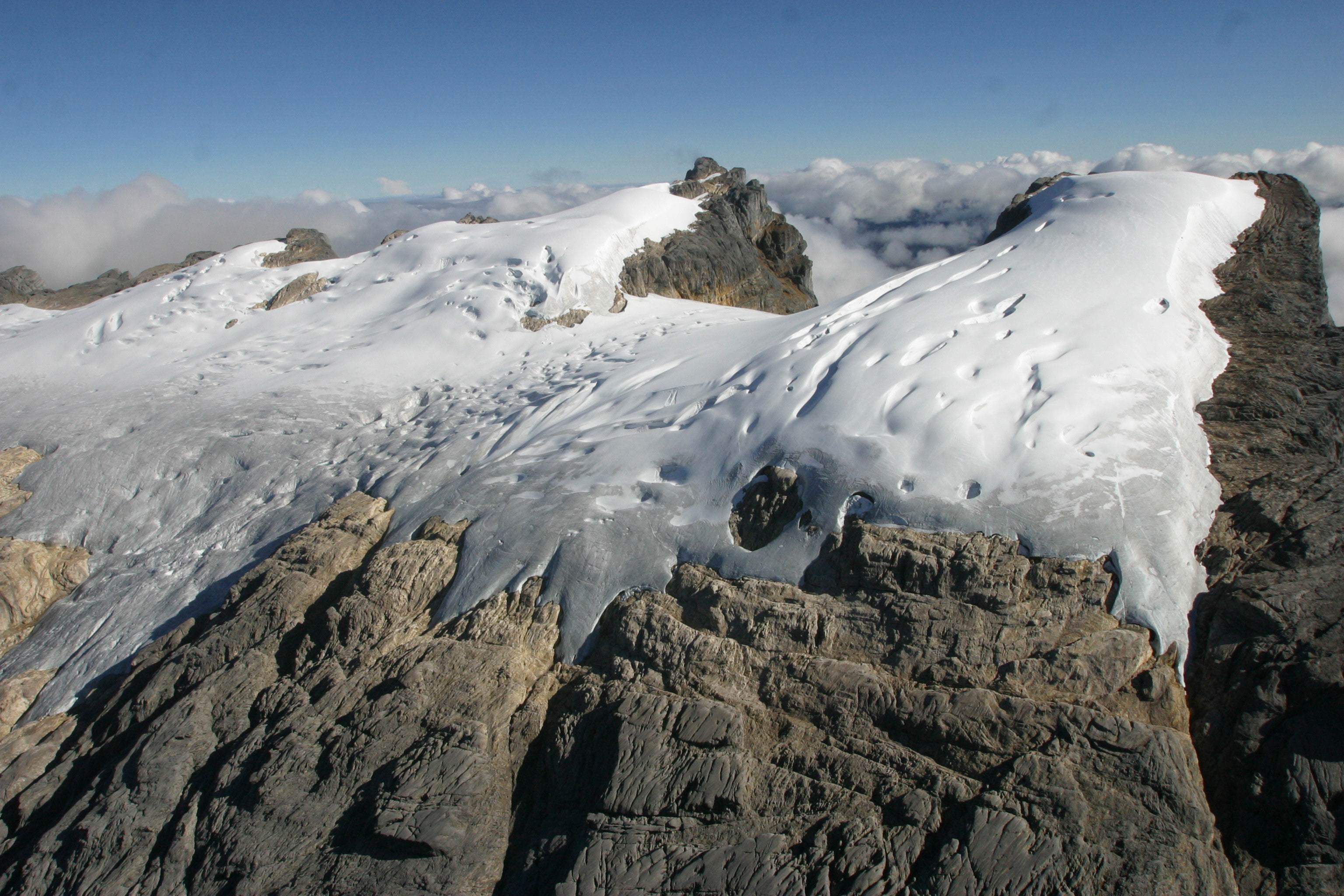 Salju abadi di Papua terus menyusut.