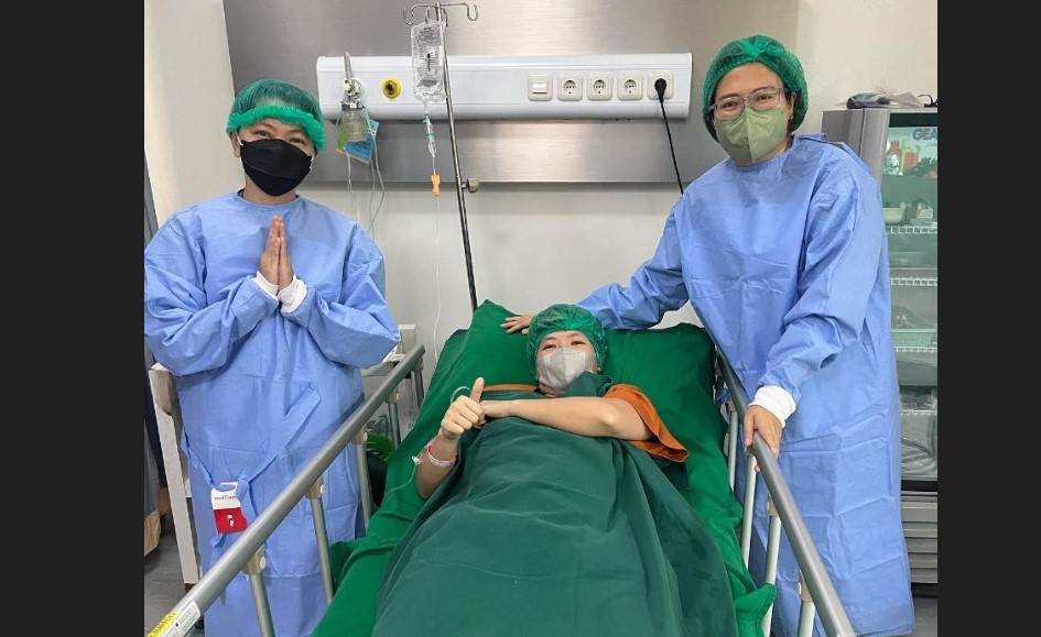 Mantan pembulu tangkis Liliyana Natsir (tengah) saat akan menjalani operasi lutut.