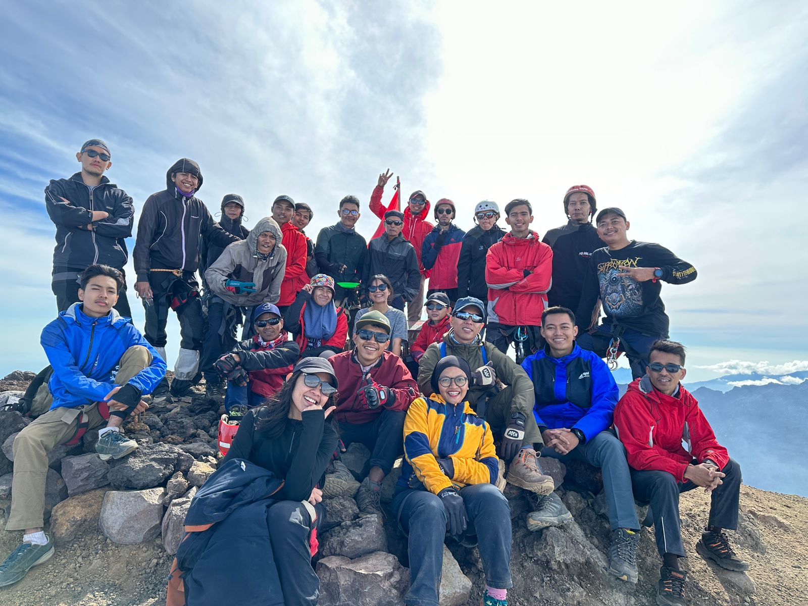 Tim Ekspedisi Nusantara melakukan pendakian di Gunung Raung.