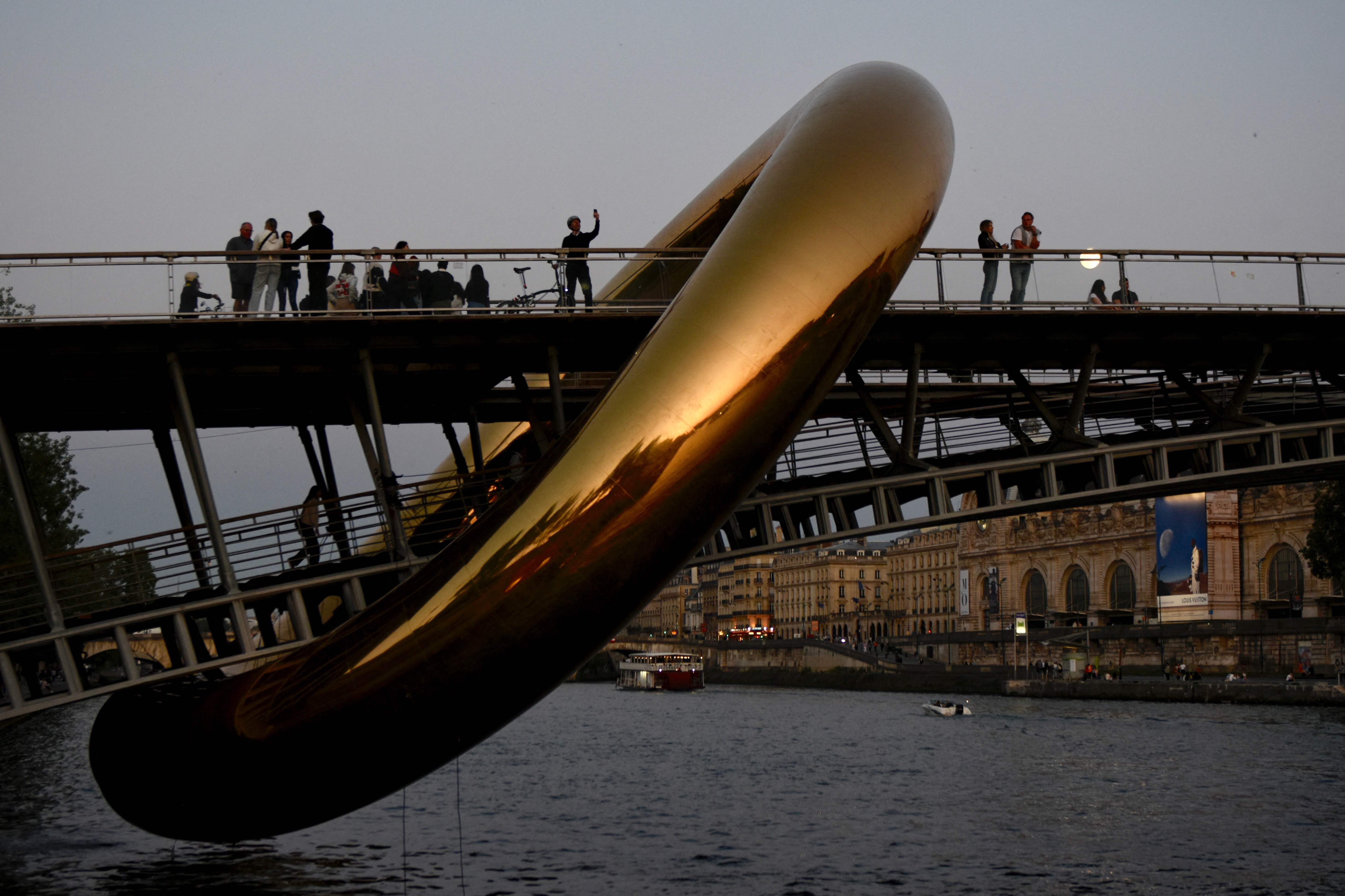 Salah satu karya seni instalasi di jembatan Sungai Seine, Paris, Prancis
