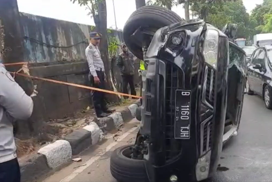 Mobil Pajero terbalik.