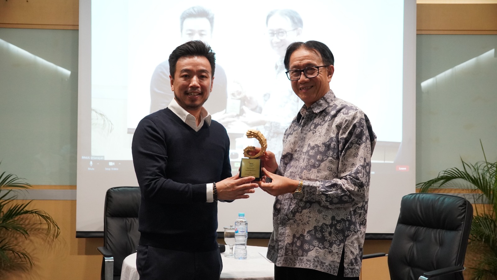 Direktur Kampus Binus @Senayan Drs Andreas Chang MBA (kanan) memberikan cendera mata kepada Presdir Great Giant Foods (GGF) Tommy Wattimena.