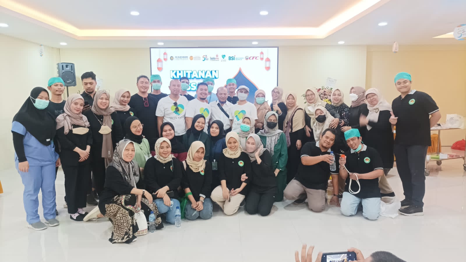 Let's Share Indonesia dan para tenaga medis yang terlibat dalam acara khitanan massal. 