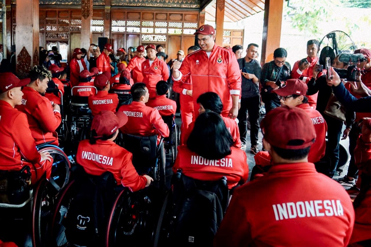 Menteri Pemuda dan Olahraga Dito Ariotedjo berbincang dengan atlet paralimpiade Indonesia.