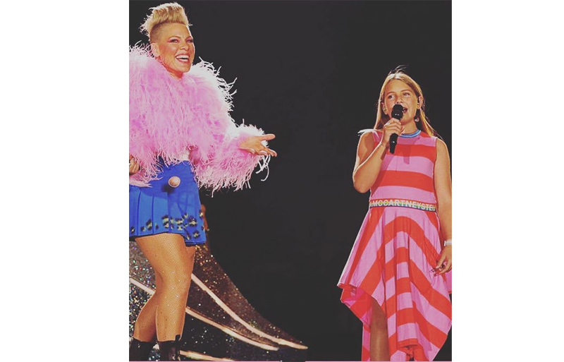 Penyanyi Amerika Serikat Pink gembira bisa tampil bersama putrinya, Willow di Carnival Tour.