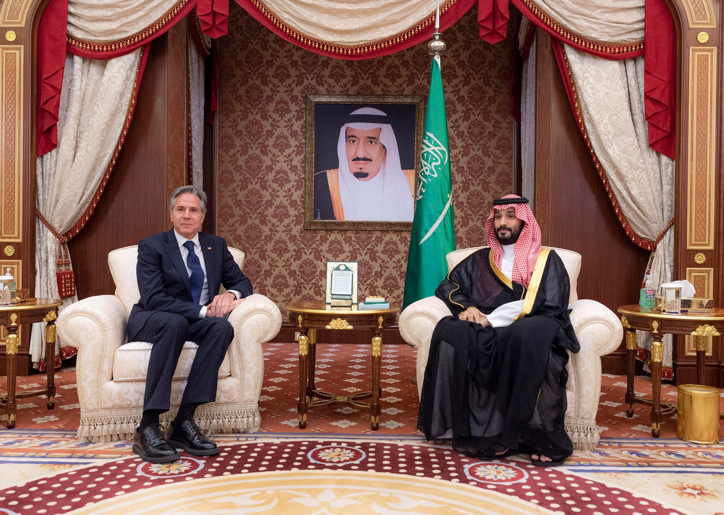 Menlu AS Antony Blinken (kiri) dan Putra Mahkota Arab Saudi Mohammed bin Salman dalam pertemuan di Jeddah, Rabu (7/6).