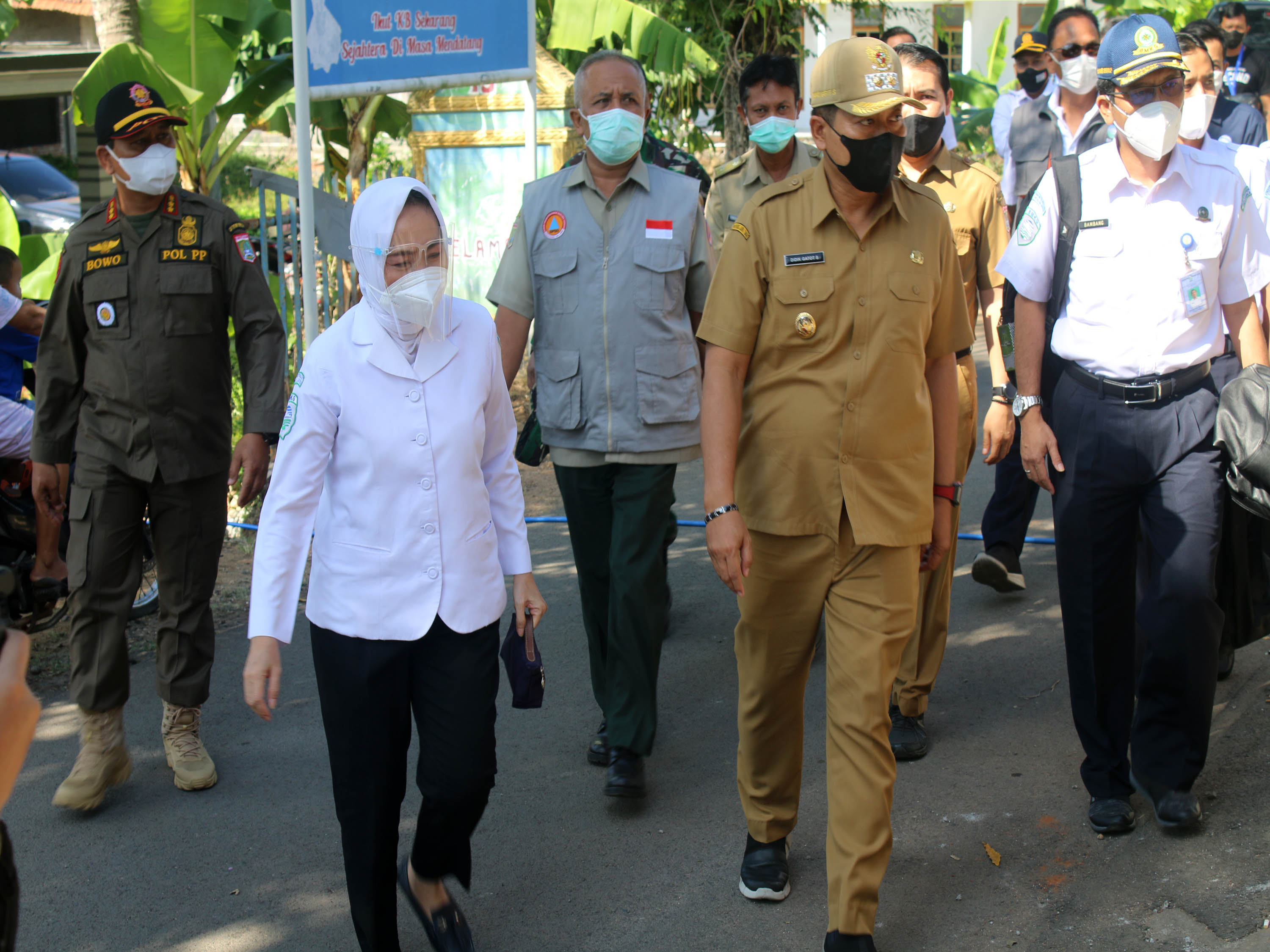 Kepala BMKG Dwikorita Karnawati  meninjau sekolah lapang di Desa Tambakrejo, Kabupaten Malang, Jawa Timur.