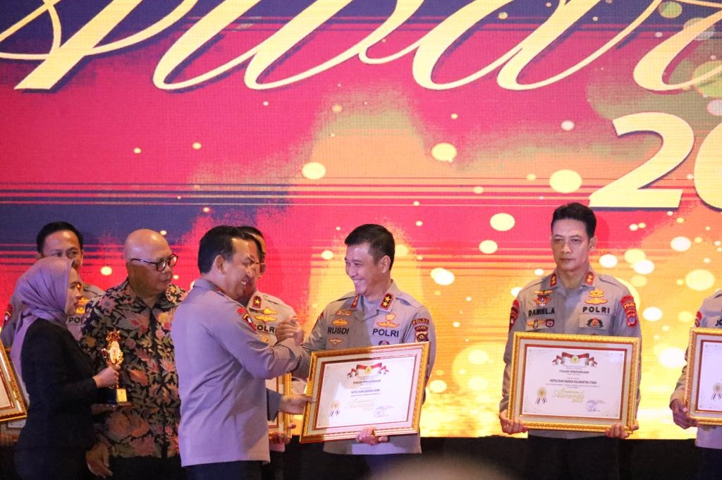 Kapolri Jenderal Listyo Sigit menyerahkan piagam Kompolnas Award kepada Kapolda Jambi Irjen Rusdi Hartono