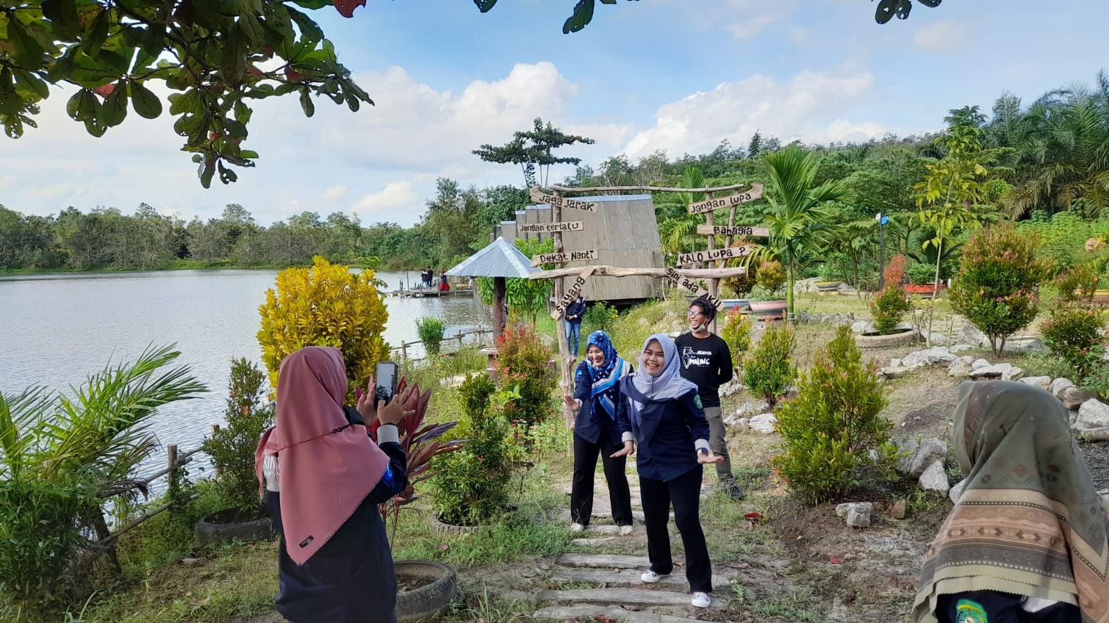 Warga Kutai Kartanegara (Kukar), Kalimantan Timur mempromosikan tempat wisata Danau Kumbara Desa Kota Bangun III Kukar lewat TikTok.