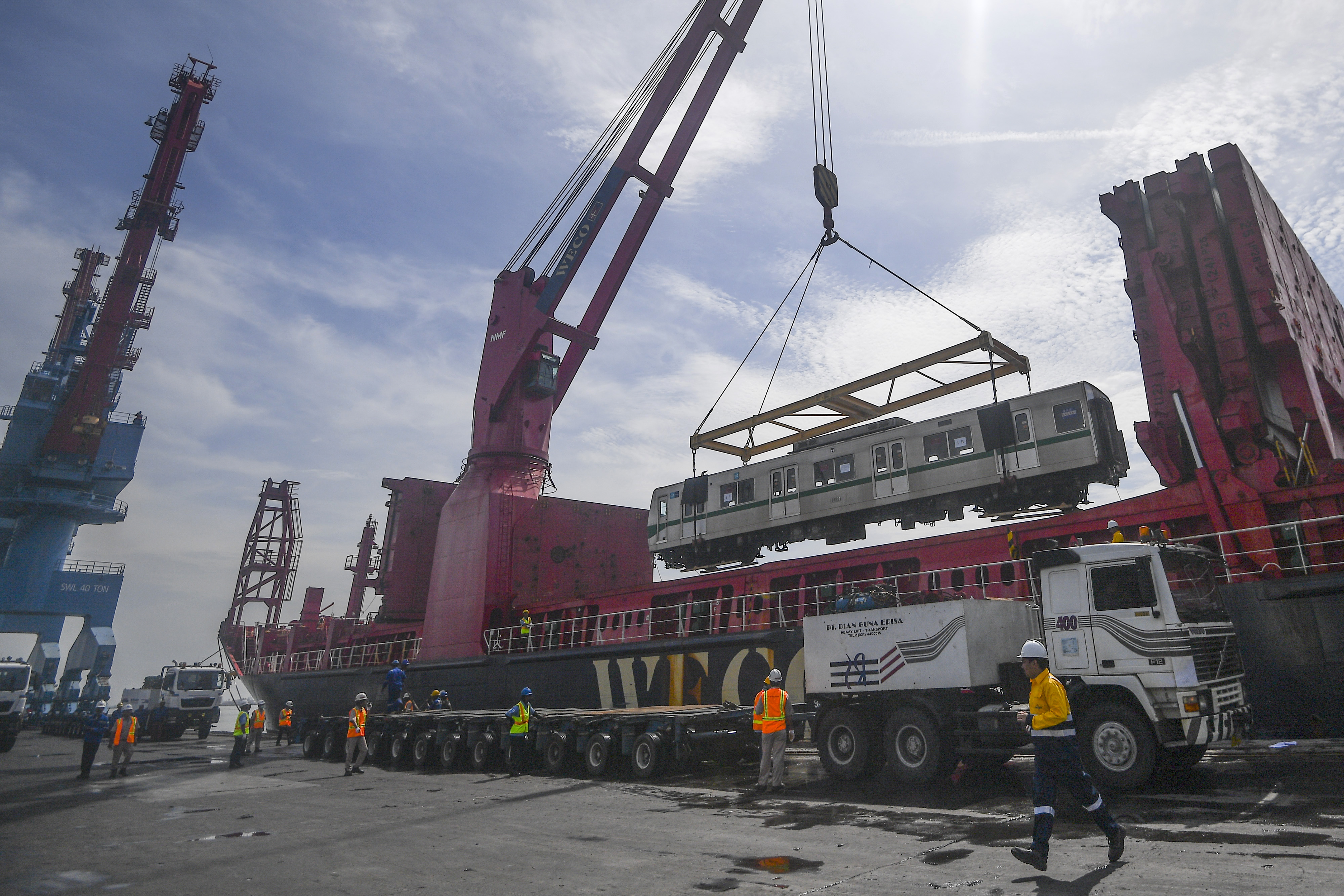 Alat berat menurunkan gerbong kereta rel listrik (KRL) bekas dari kapal di Pelabuhan Tanjung Priok, Jakarta Utara, Rabu (4/4).
