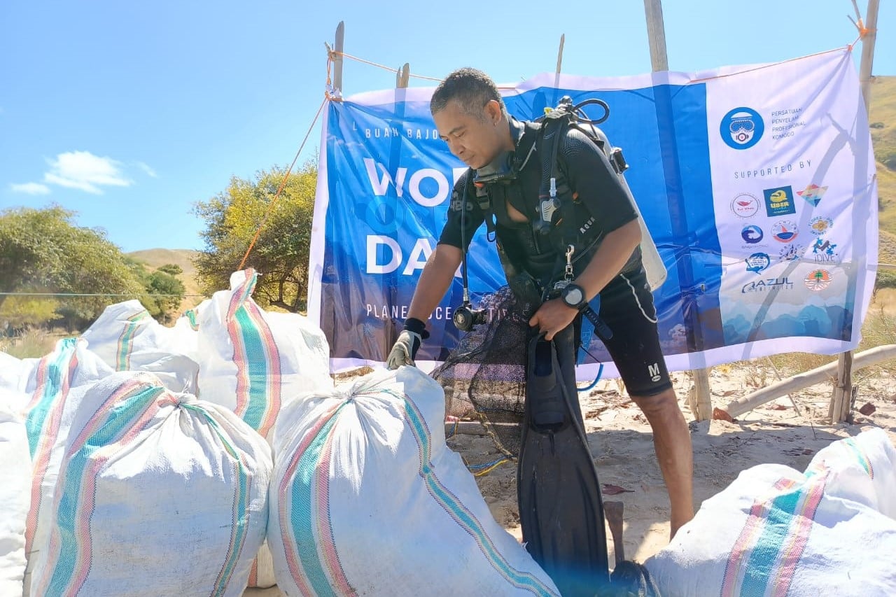 Persatuan Penyelam Profesional Komodo (P3Kom) melakukan bersih sampah bawah laut di perairan Taman Nasional Komodo.