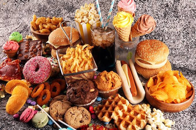 Ilustrasi berbagai makanan junk food