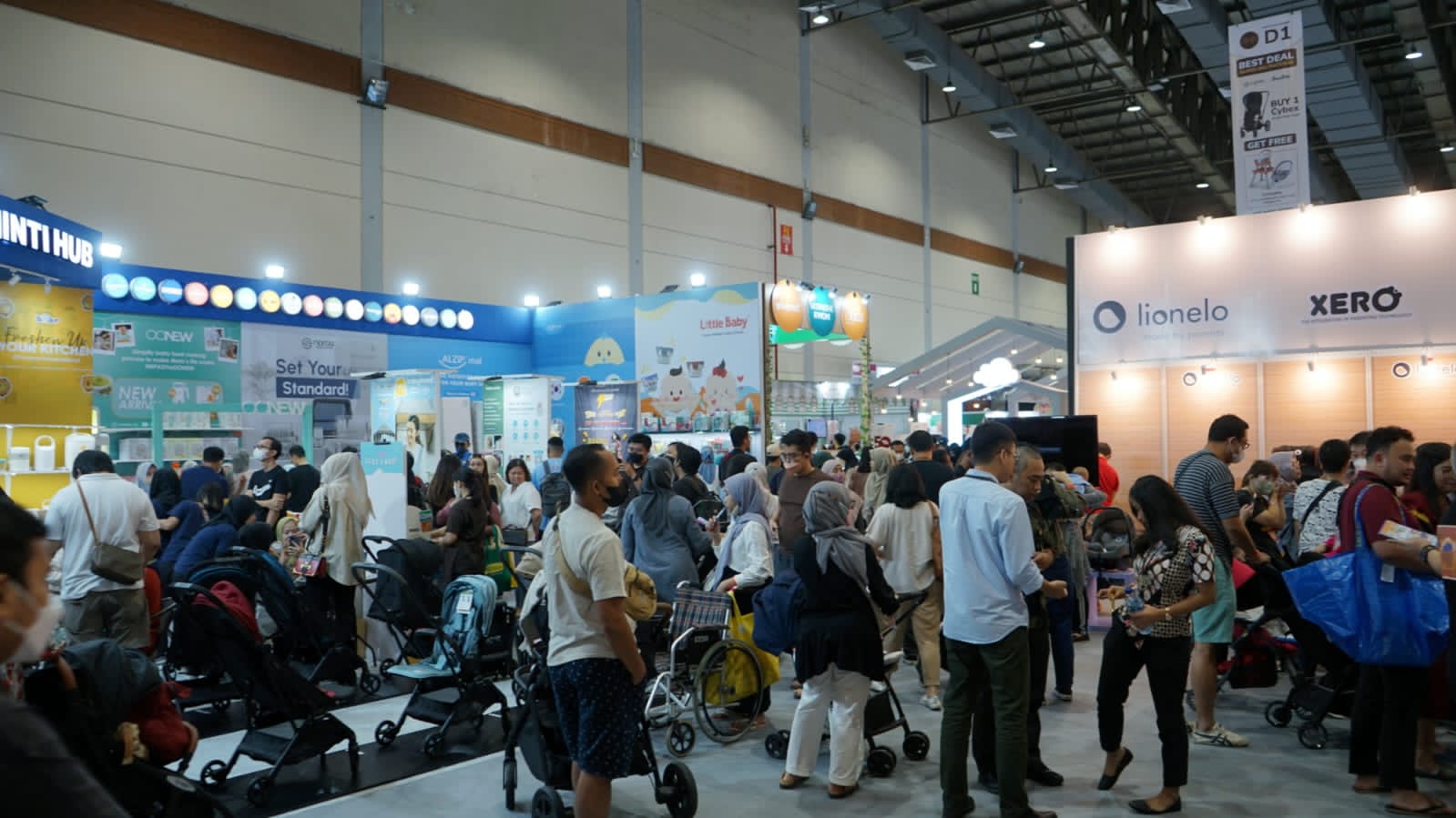 Pameran Mommy N Me yang digelar di Jakarta Convention Center (JCC), resmi dibuka untuk masyarakat umum pada Jumat (30/6/2023).