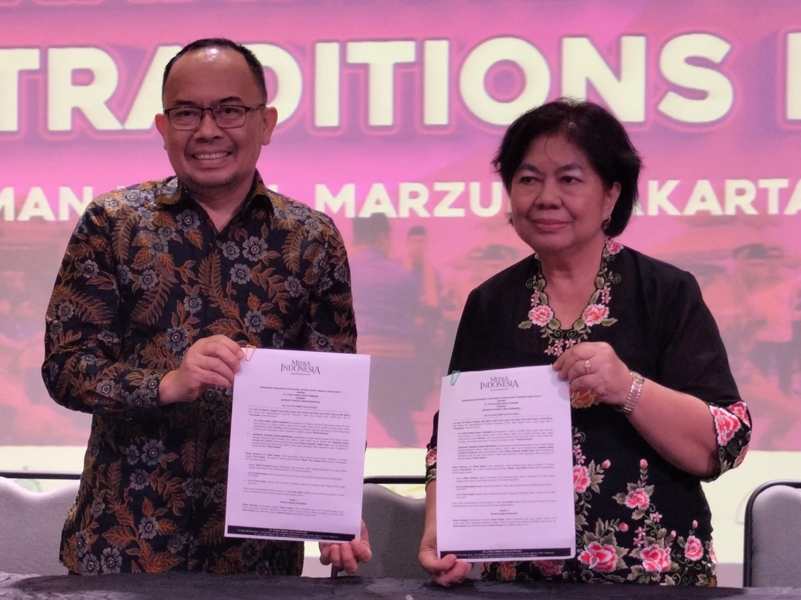 Direktur Pemberitaan Media Indonesia, Ade Alawi (kiri), dan Ketua Umum Asosiasi Tradisi Lisan, Pudentia MPSS, di Jakarta, Selasa (13/6/2023)