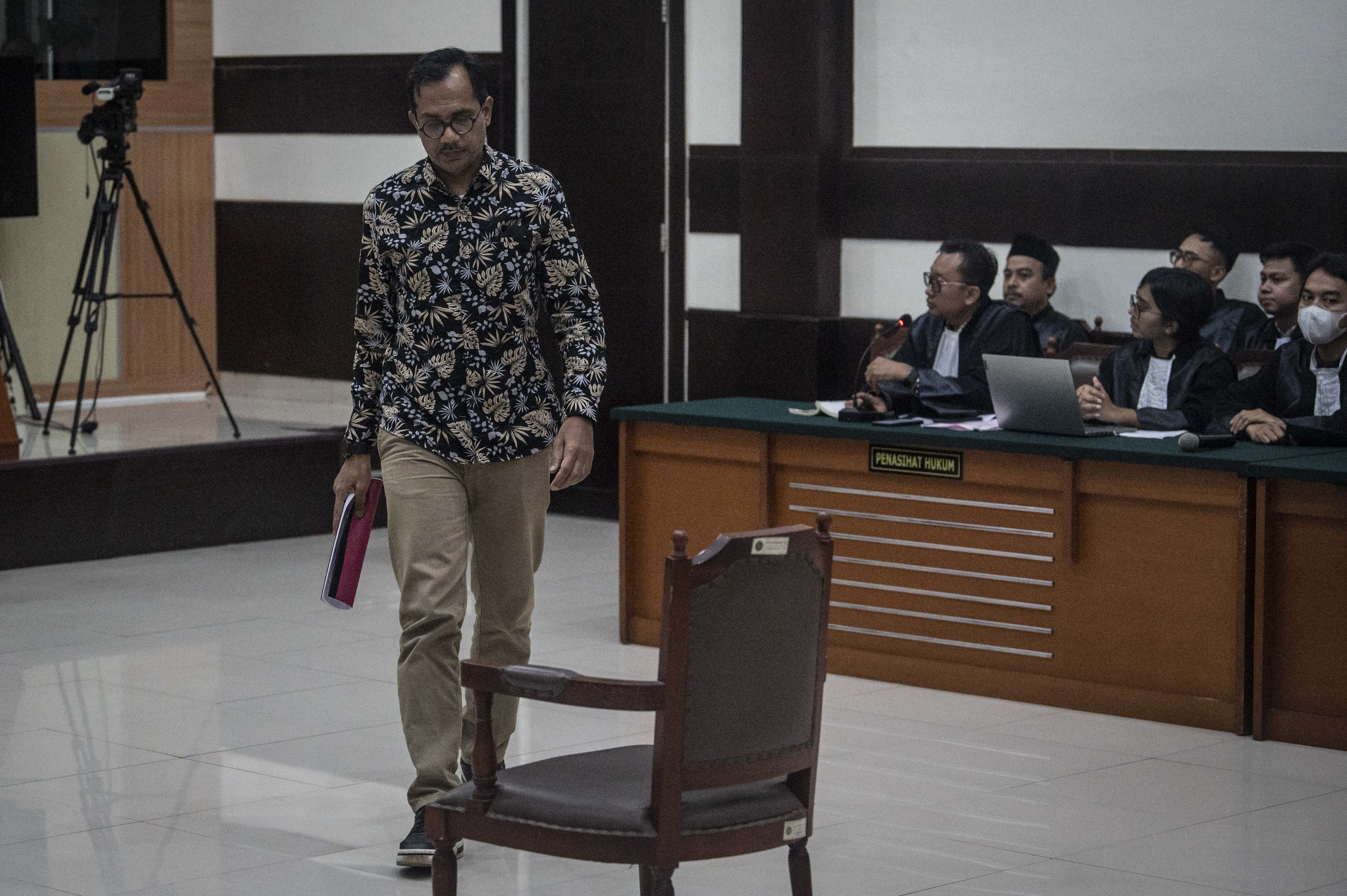 Direktur Lokataru Haris Azhar saat menjalani persidangan dugaan pencemaran nama baik Luhut Binsar Pandjaitan
