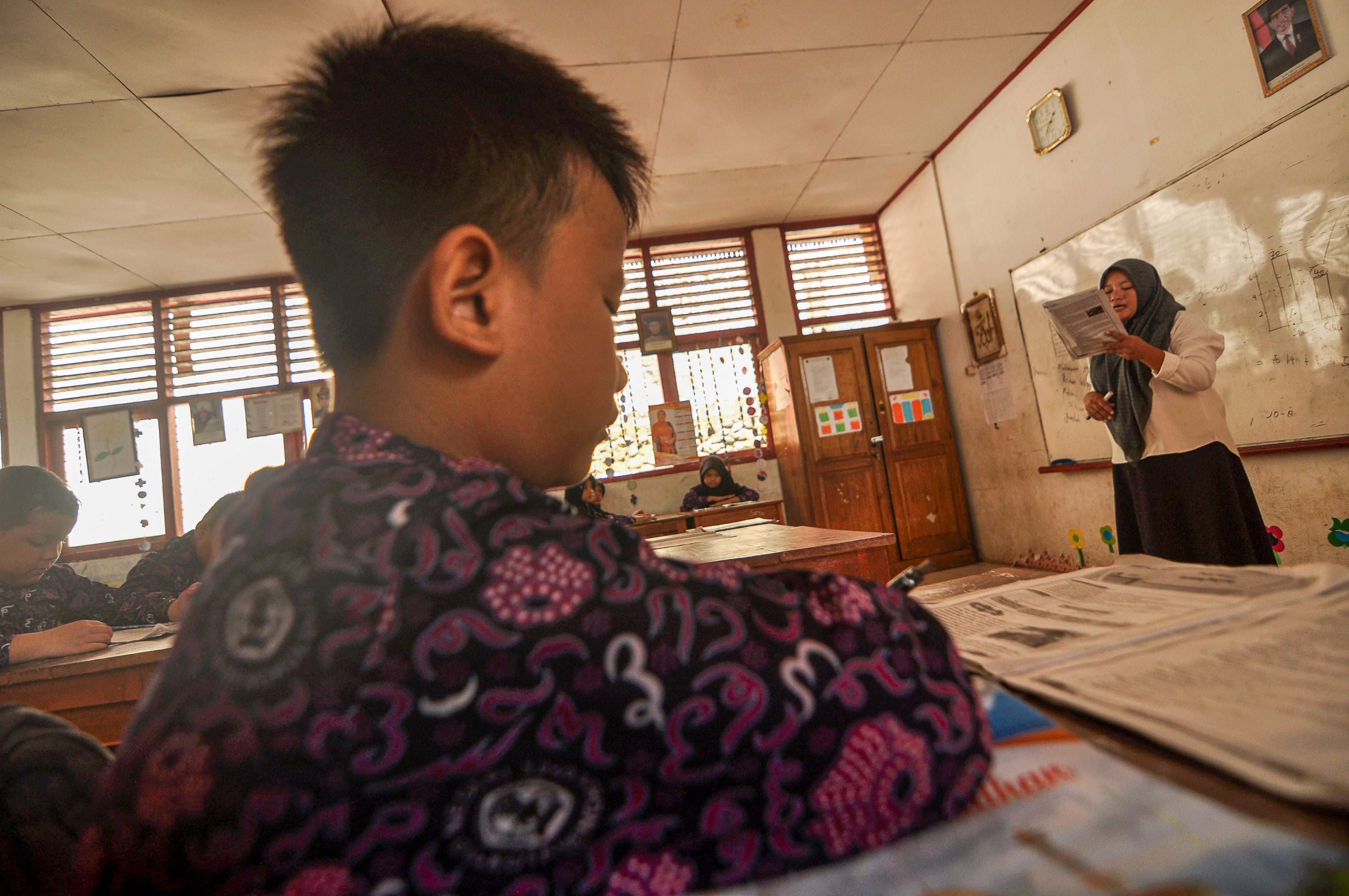 Ilustrasi kegiatan belajar dan mengajar di sekolah.