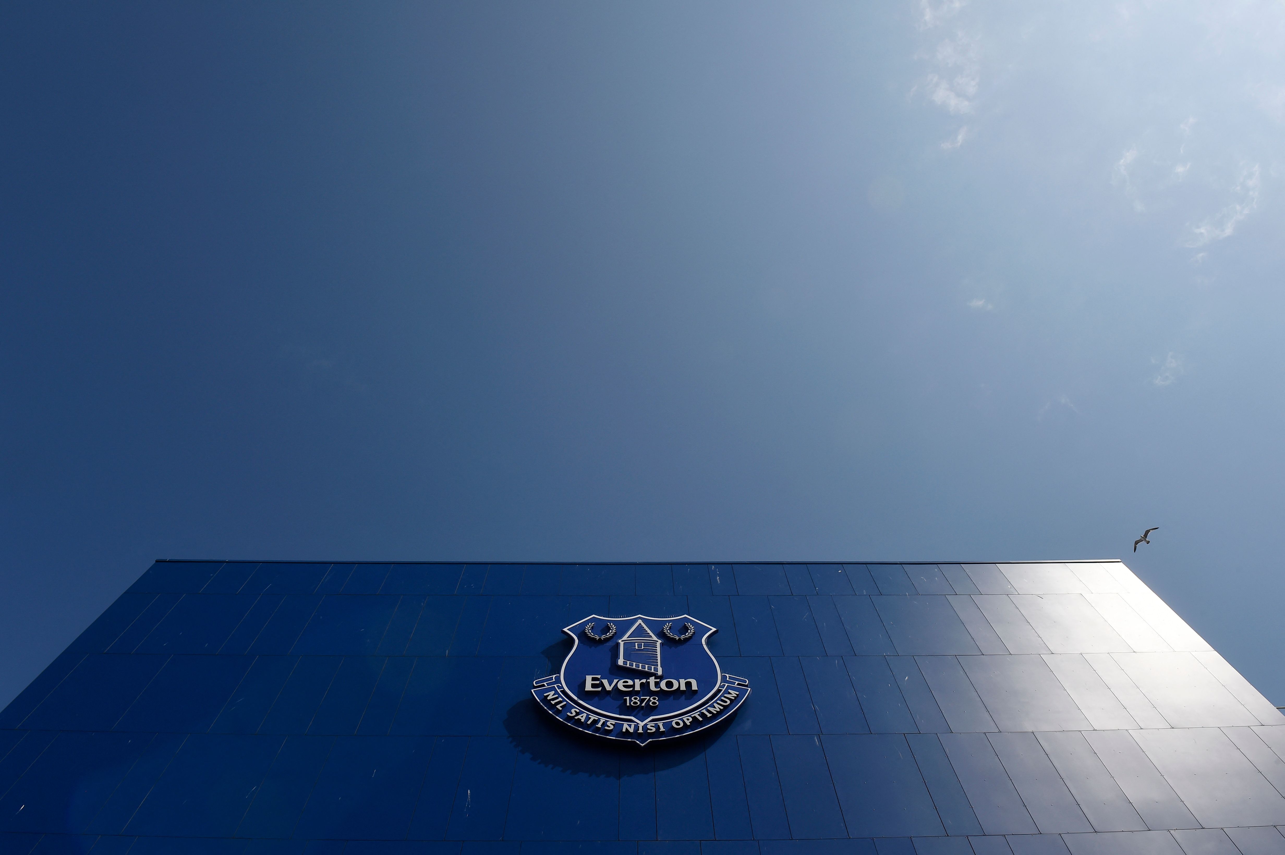 Logo Everton terlihat di stadion kandang klub Liga Primer Inggris itu, Goodison Park