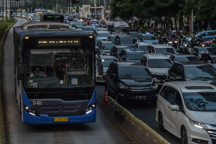 Bus Transjakarta melaju di kawasan Sudirman, Jakarta, Selasa (16/5/2023).