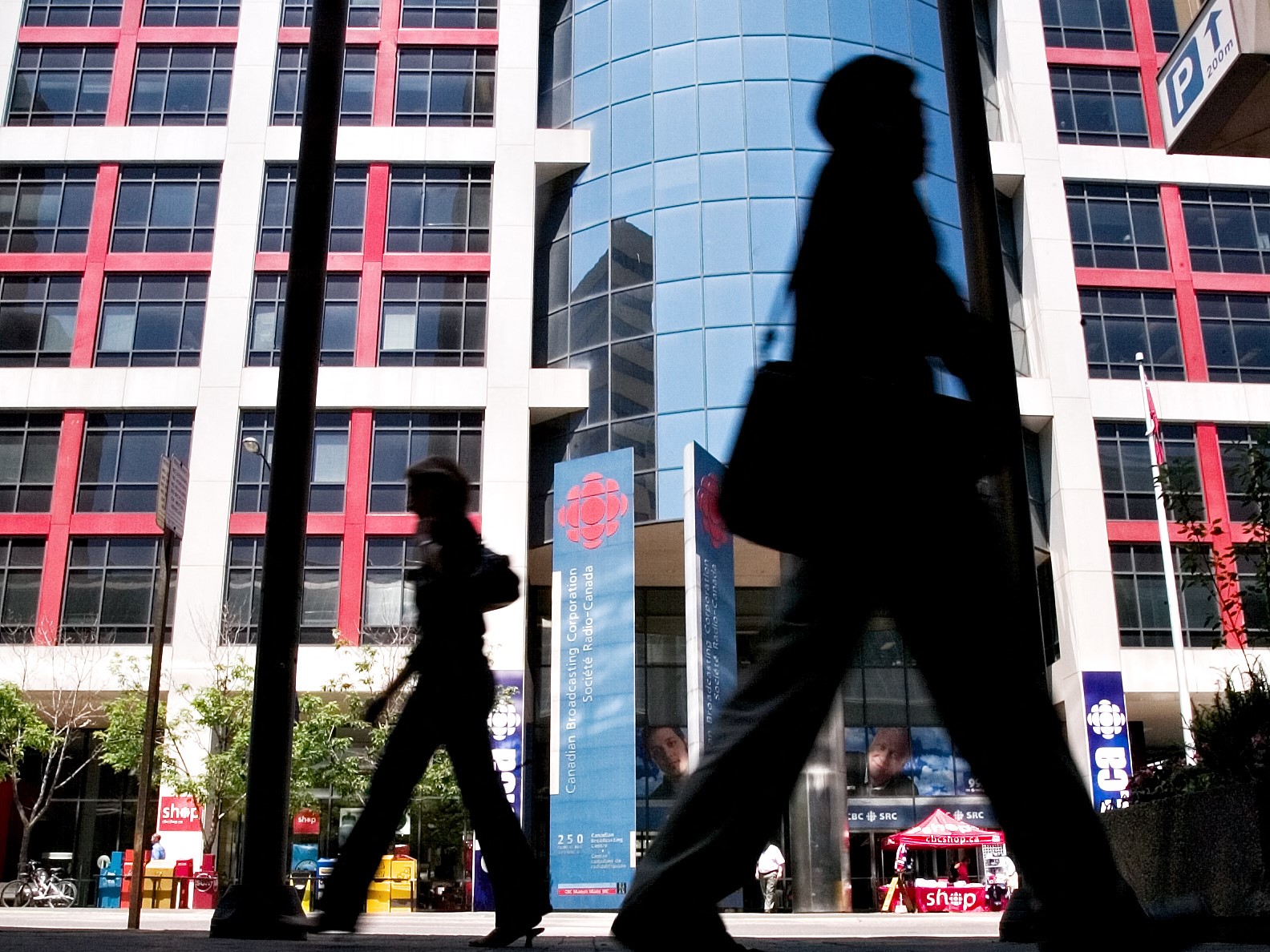 Pejalan kaki berjalan di depan gedung Canadian Broadcasting Corporation (CBC) di pusat kota Toronto pada 7 Juni 2006.