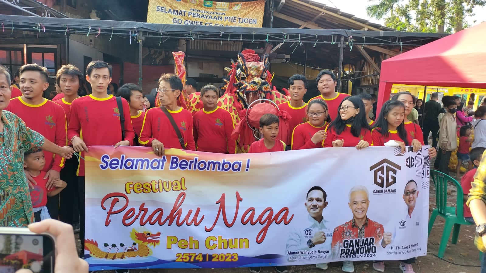 Sukarelawan gardu Ganjar ikut memeriahkan Festival Perahu Naga di Tangerang, Banten