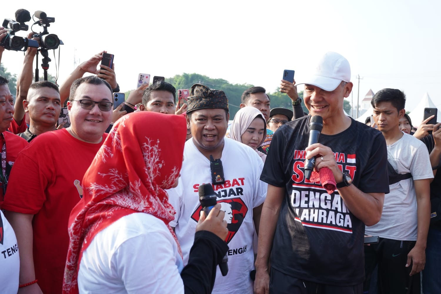 Capres yang diusung PDI Perjuangan Ganjar Pranowo berdialog dengan pendukungnya.