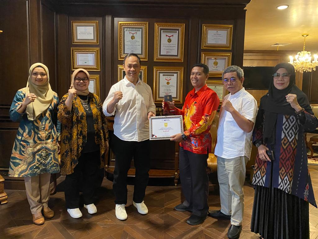 Acara penyerahan piala penghargaan kepada Pemerintah Kota Jayapura.