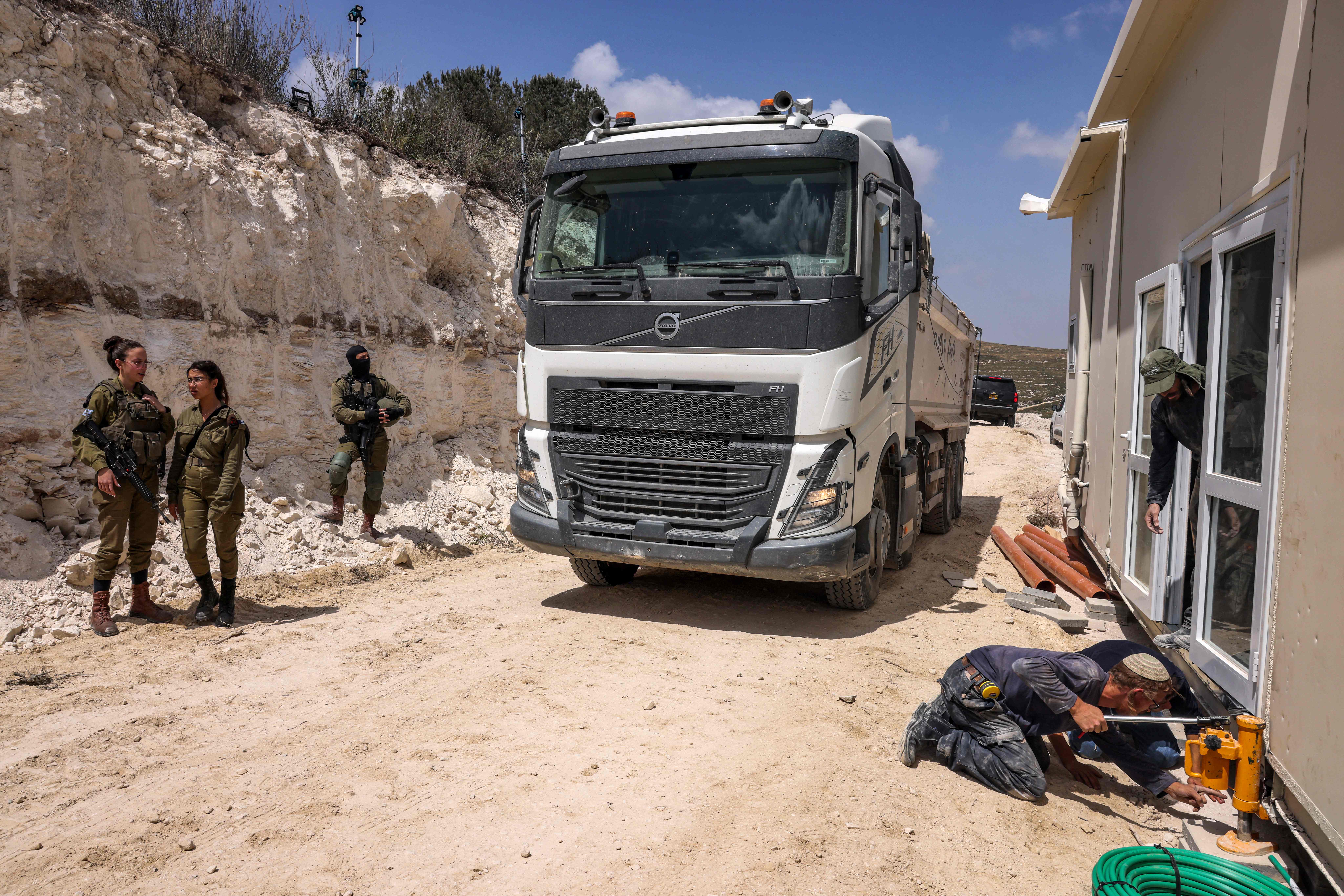 Tentara Israel mengamankan proyek bangunan di bekas pos pemukim Homesh di Tepi Barat, Palestina, pada 29 Mei 2023.