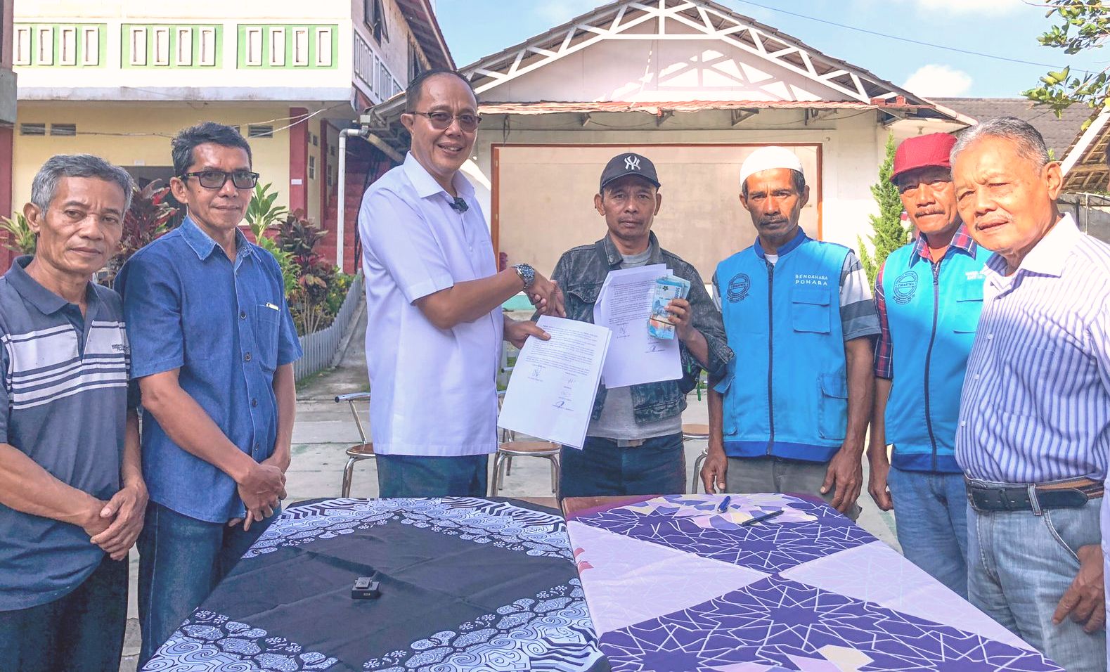 H Ayep Zaki dan Komunitas Pedagang Asongan Sukabumi mendatangani bantuan permodalan.