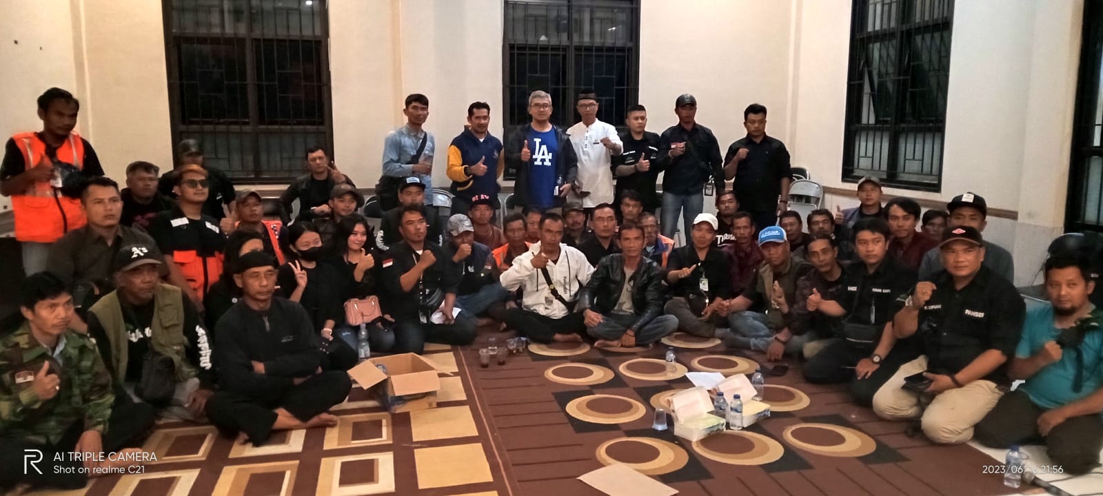 Anggota DPR RI, M Farhan dan warga di sekitar Masjid Al Jabbar, Kota Bandung