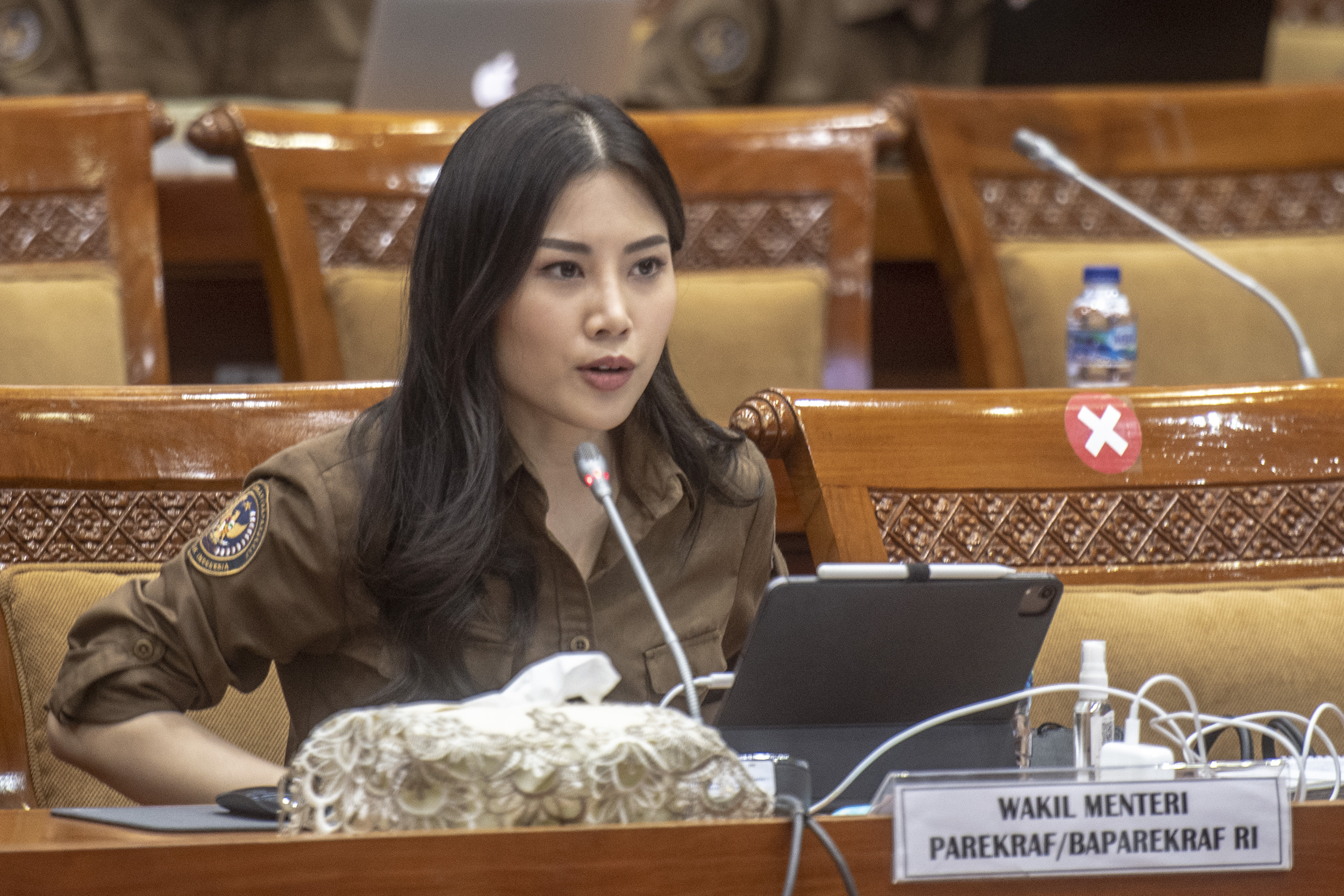Wamenparekraf Angela Herliani Tanoesoedibjo menyampaikan paparannya saat rapat kerja dengan Komisi X DPR di Kompleks Parlemen