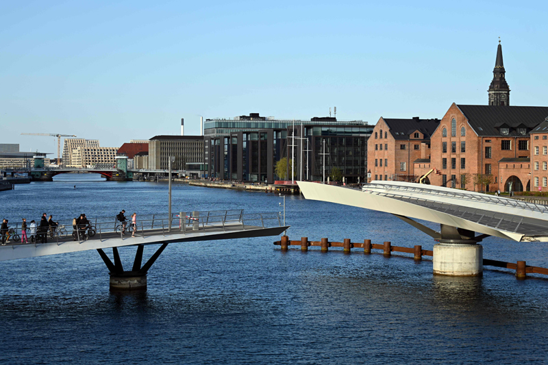 Bagi pemegang paspor dinas dan diplomatik elektronik, kini tidak memerlukan visa lagi untuk ke Denmark.