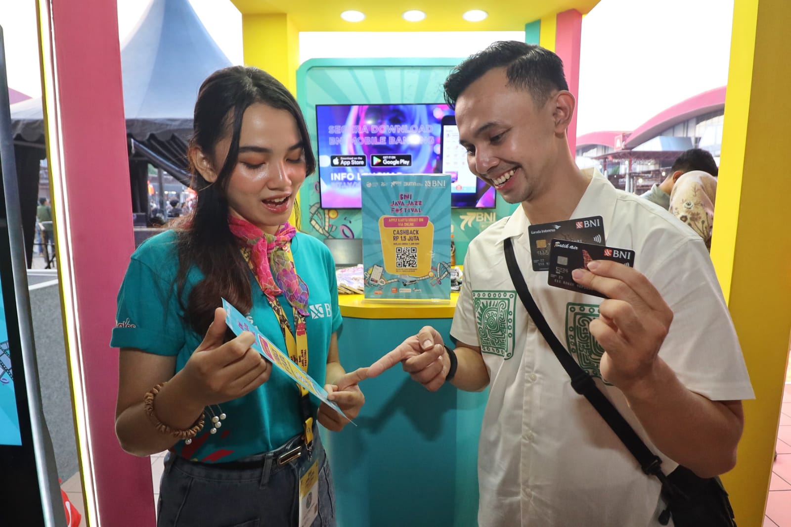 Sambil memeriahkan BNI Java Jazz Festival tahun ini, BNI mencoba untuk lebih terus mensosialisasikan berbagai produk kartu kreditnya.