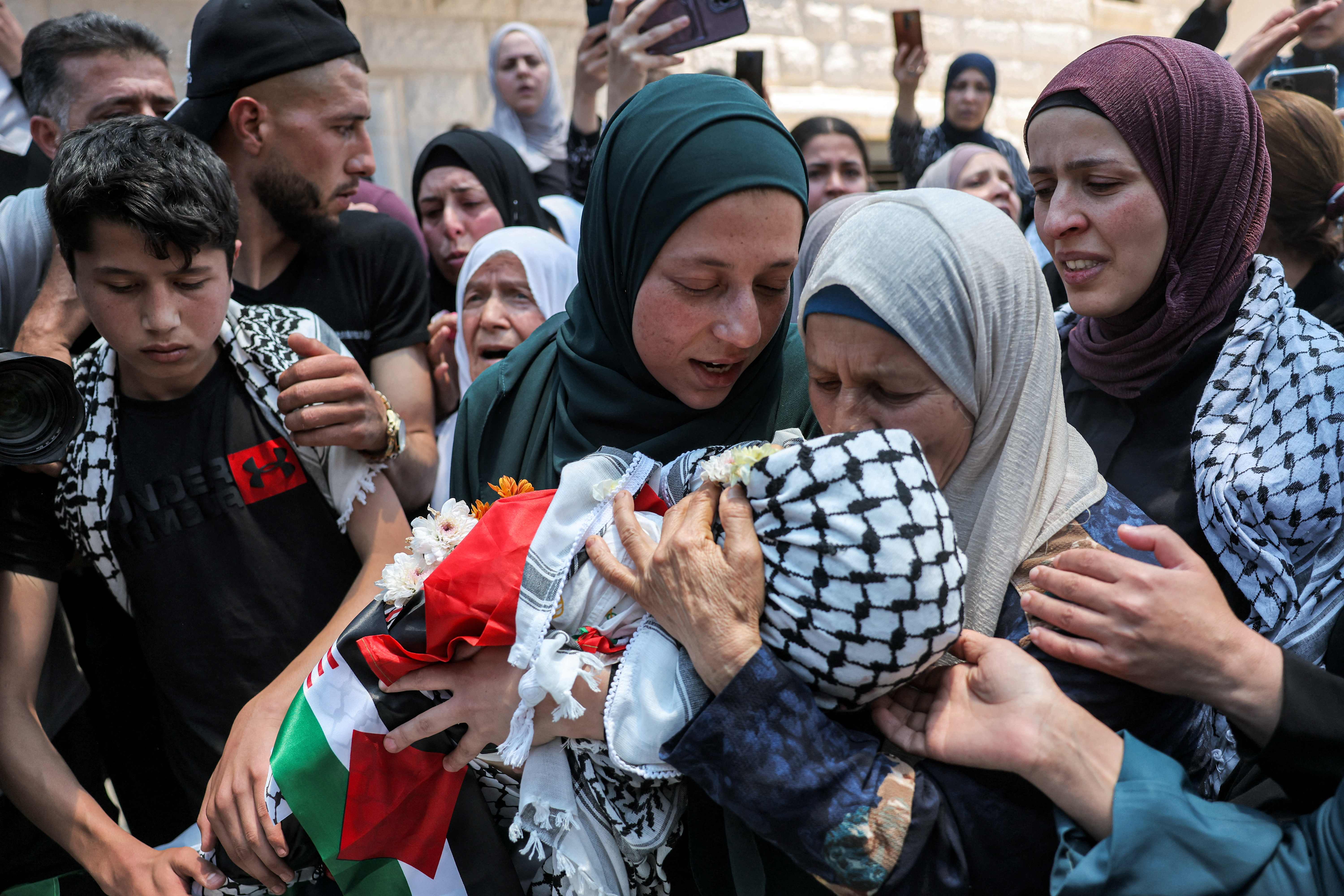 Ibunda Mohammad Tamimi, ibunda balita Palestina yang dibunuh militer Israel, membawa jenazah anaknya di Tepi Barat, Palestina.