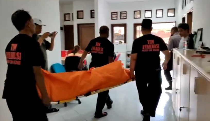 Tim Evakuasi Polri membawa mayat WN Korsel yang gantung diri di Depok ke RS Polri.