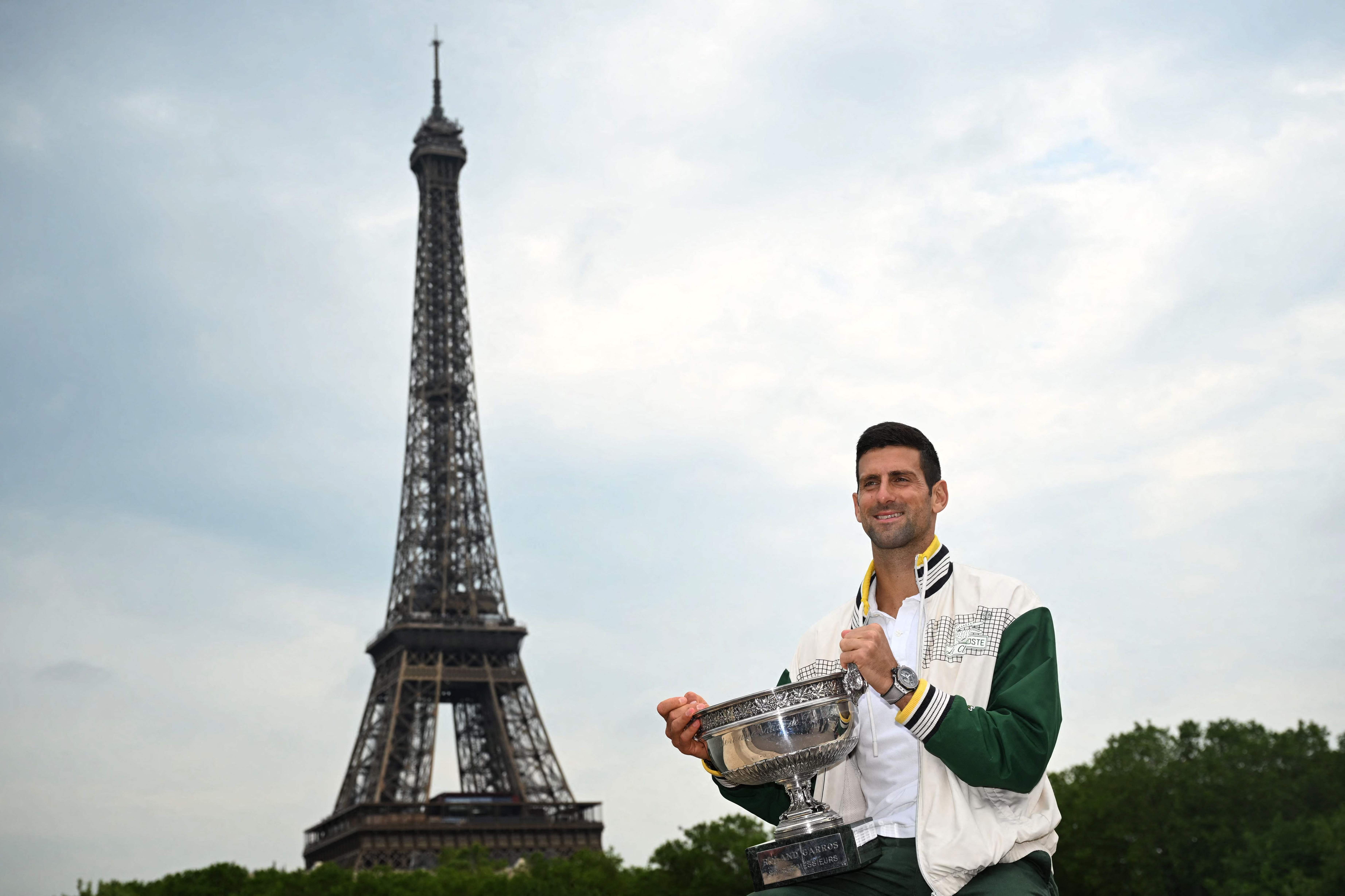 Petenis Serbia Novak Djokovic memamerkan trofi Prancis Terbuka yang dimenangkannya.