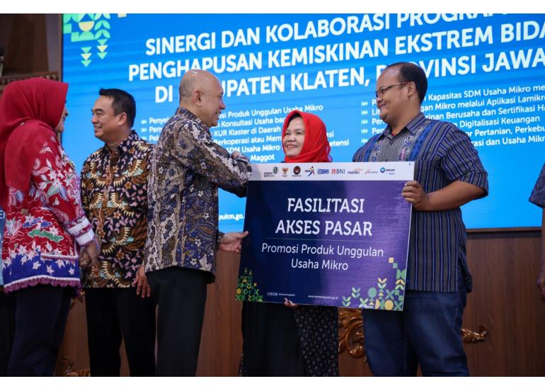 Menkop UKM Teten Masduki memberikan fasilitas akses pasar kepada pelaku UKM di Klaten, Jawa Tengah