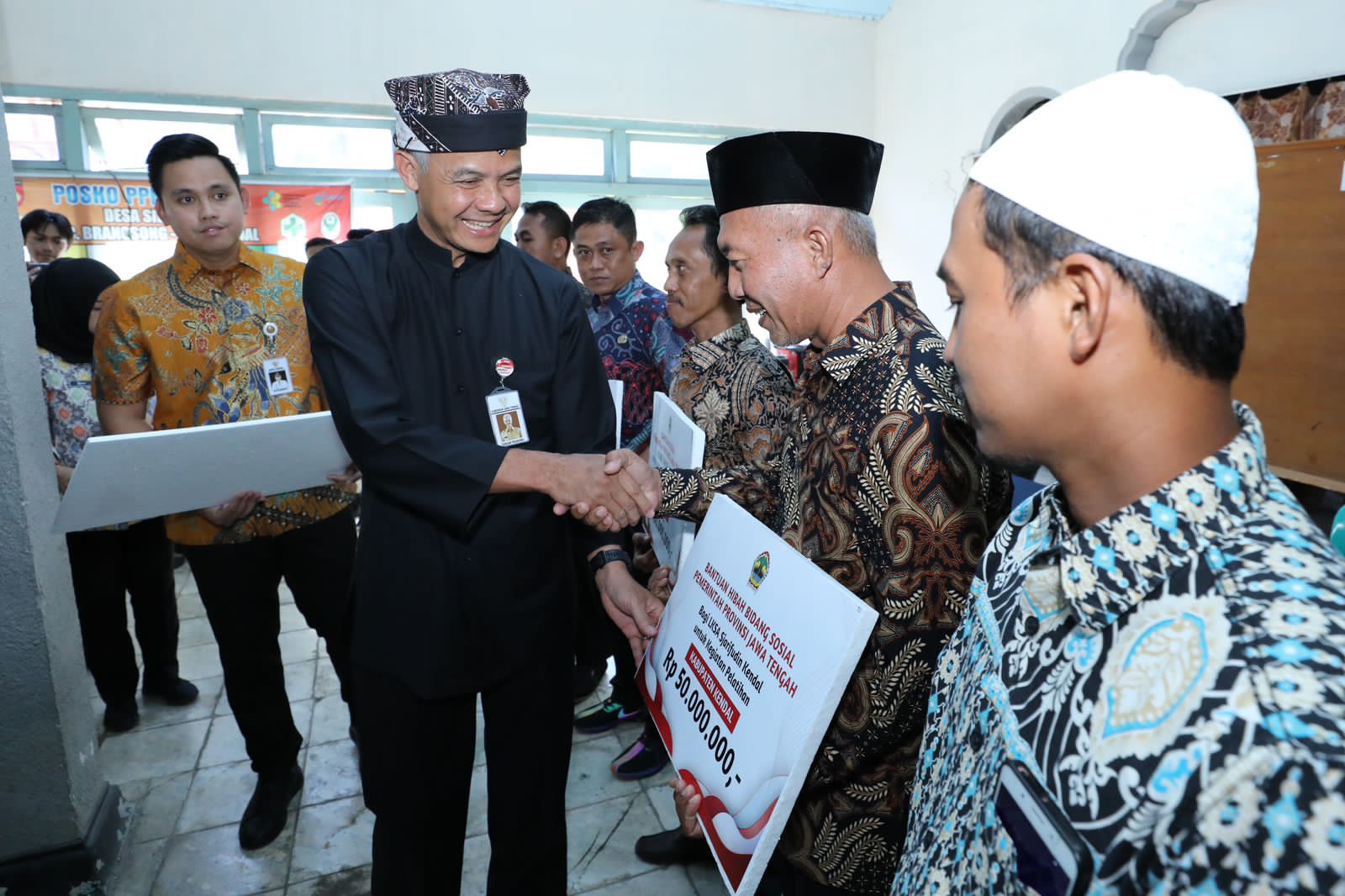 Ganjar Pranowo memberikan bantuan hibah sosial ke warga Kabupaten Kendal