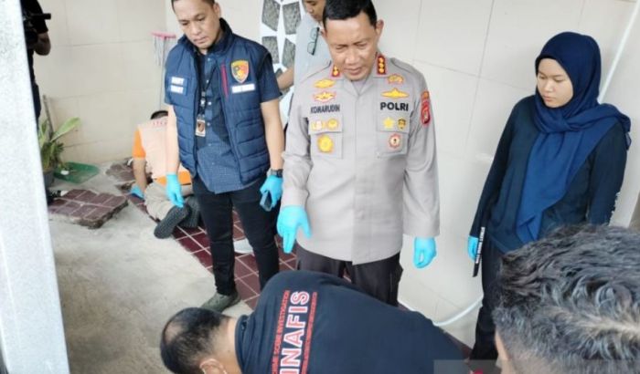 Kapolres Metro Jakarta Pusat Kombes Pol Komarudin saat melakukan penggerebekan di lokasi yang diduga menjadi tempat aborsi.
