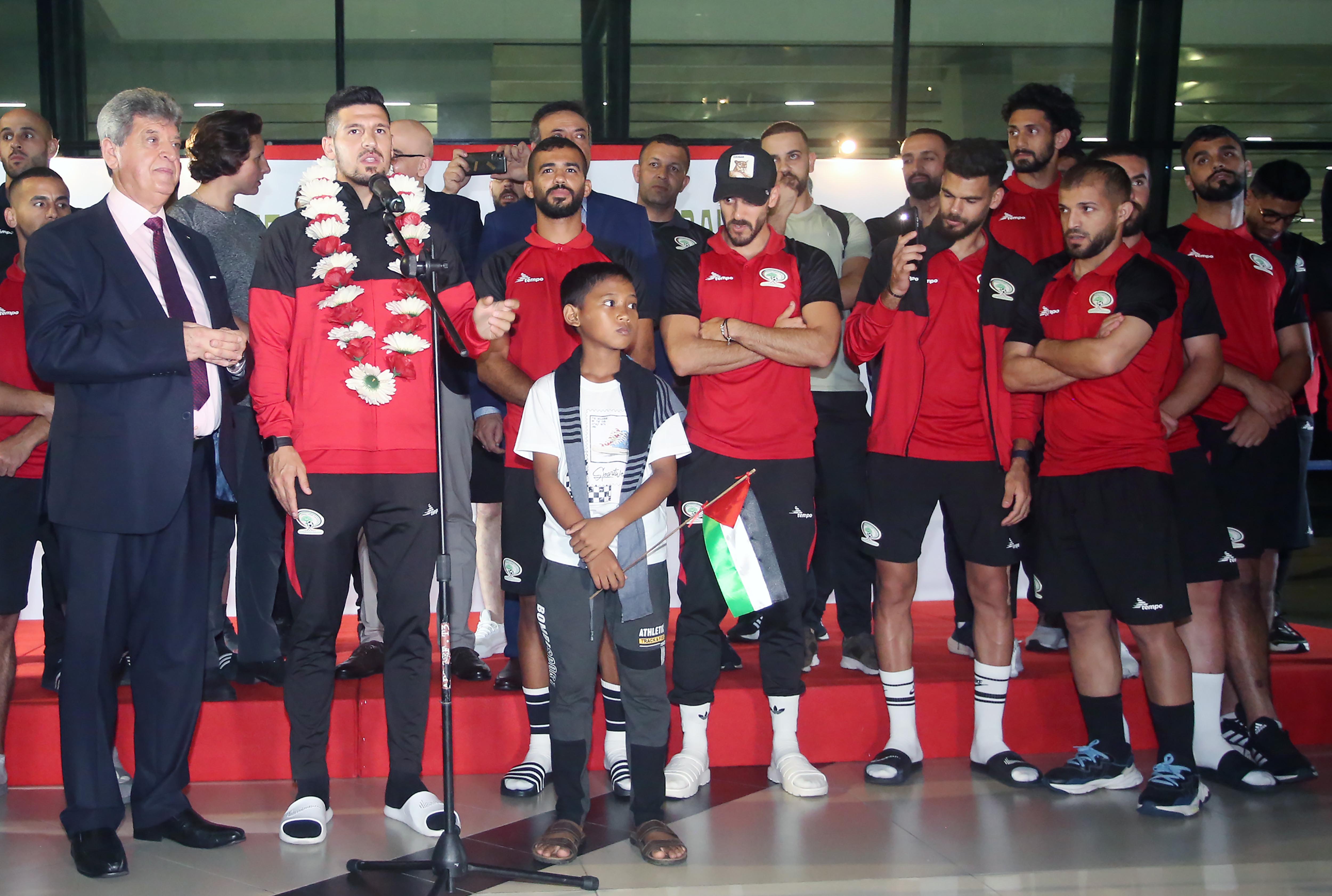 Timnas Palestina memberikan sambutan setibanya di Jakarta, Sabtu (10/6).
